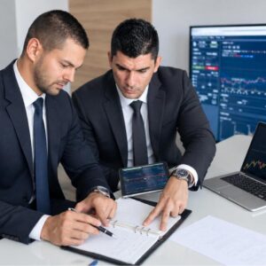 Profesionales de impuestos revisando estrategias y proyecciones