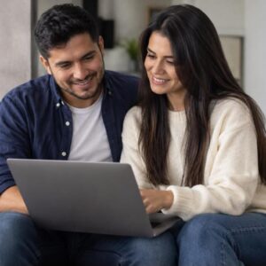 Pareja joven organizando sus finanzas en la computadora